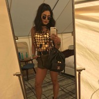 Vanessa Hudgens membuat statement dengan atasan metalik dan memadukannya bersama celana pendek dan boots yang lebih simpel.