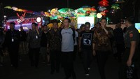 Saat berjalan menuju lokasi lainnya, Jokowi diserbu penonton yang ingin mengabadikan dirinya. Foto: Hanif Hawari/detikHOT
