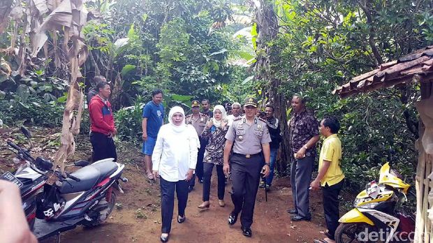 Sampaikan Duka Cita, Mensos RI Datangi Rumah Keluarga SR di Sukabumi