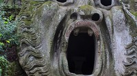 Patung Orcus yang paling ikonik di Sacro Bosco. Patung ini seakan siap melahap traveler yang ingin melihatnya (Liz LaBrocca/BBC)