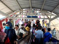 Eskalator Stasiun Tanah Abang, sisi kanan untuk penumpang yang terburu-buru / 