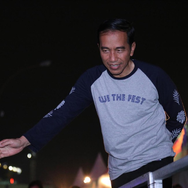 Memakai kaus dan datang ke event musik kekinian, Jokowi tentu kembali disanjung netizen. “Keren presidenkuhh! tulis akun romyfazrn. Foto: Hanif Hawari/detikHOT