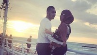 Kemesraan keduanya ini pun diunggah di akun Instagram Naza, sapaan akrab Rosmanizar. Dok. Instagram/rosmanizar_baskoro