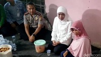 Dihadapan keluarga, Khofifah mengucapkan rasa duka cita atas peristiwa yang menimpa SR.