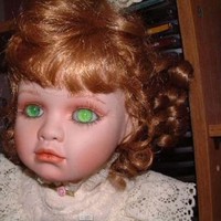 Boneka ini bukan hanya seram dari tampilannya. Amelia yang pernah dilelang di eBay tersebut kabarnya memang punya kekuatan magis. Dikatakan awalnya Amelia bermata biru. Kelamaan matanya menjadi hijau lalu hal-hal mistis mulai terjadi di rumah sang pemilik. Foto: ist