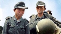 Tentara Amerika Serikat saat mendata sejumlah pasukan yang ditawan. Istimewa/Pinterest.