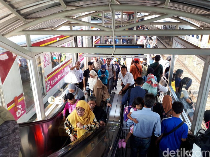 Eskalator Stasiun Tanah Abang, sisi kanan untuk buru-buru