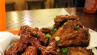  Crisp. Chicago, IL, punya ayam goreng versi Korea. Ayam dicelupkan ke dalam campuran bawang putih jahe kedelai, ditaburi tepung dan kemudian digoreng dua kali. Foto: Istimewa