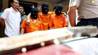 Para pelaku dihadirkan dalam rilis dengan memakai baju tahanan dan penutup wajah.