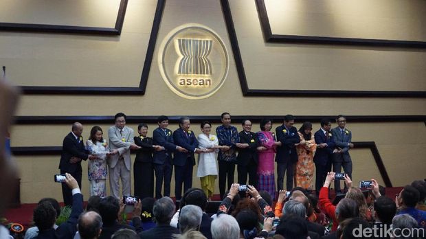  Presiden Jokowi menghadiri acara peringatan 50 tahun ASEAN, Jumat (11/8/2017)
