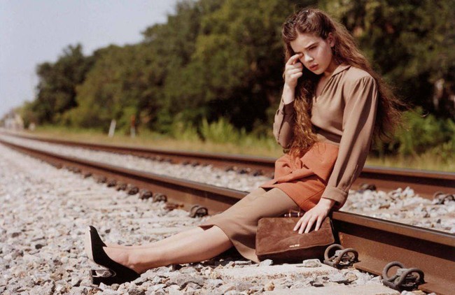 Iklan Miu Miu dicekal karena memperlihatkan model remaja pose di atas rel kereta api dengan wajah yang menyiratkan kesedihan dan depresi. Badan Pengawas Iklan di Inggris menilai iklan tersebut bisa memicu anak muda bunuh diri. Foto: Istimewa