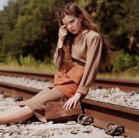 Iklan Miu Miu dicekal karena memperlihatkan model remaja pose di atas rel kereta api dengan wajah yang menyiratkan kesedihan dan depresi. Badan Pengawas Iklan di Inggris menilai iklan tersebut bisa memicu anak muda bunuh diri. Foto: Istimewa