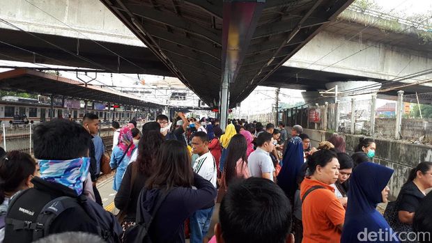 Kata Penumpang Soal Peraturan Eskalator di Stasiun Tanah Abang
