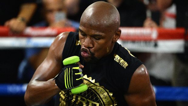 Daniel Cormier menilai Floyd Mayweather Jr. sangat tangguh dan tidak bisa dikalahkan Khabib Nurmagomedov di ring tinju.
