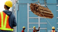 Kayu untuk pembangunan MRT dipindah menggunakan crane.