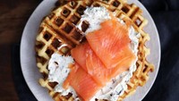 Foto: IstimewaDengan sedikit irisant fillet salmon asap, waffle tampil lebih mewah. Lengkapi dengan sour cream. Enak buat sarapan atau makan malam.
