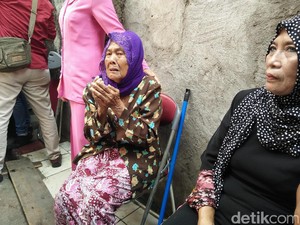 Tangis Bahagia Nenek Asminah Melihat Rumahnya Dibedah