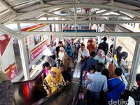 Eskalator Stasiun Tanah Abang, sisi kanan untuk buru-buru / 