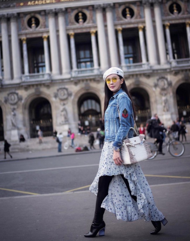 Ketika ia tak sedang memandangi koleksi tas Hermes miliknya, Jamie Chua disibukkan dengan bisnis kecantikannya yaitu lini skincare Luminous1 by Jamie Chua.