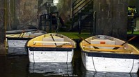 Akses masuk ke dalamnya pun berlokasi di sebuah bangunan kecil yang terhimpit apartemen dan kebun, di mana menyimpan sebuah tangga menuju dermaga bawah tanah (Thinkstock)