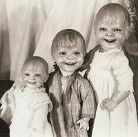 Entah dari mana boneka seram ini berasal. Yang jelas seperti Annabelle dua boneka tersebut bikin bulu kuduk merinding. Apalagi saat dijajarkan sekaligus bertiga. Foto: ist