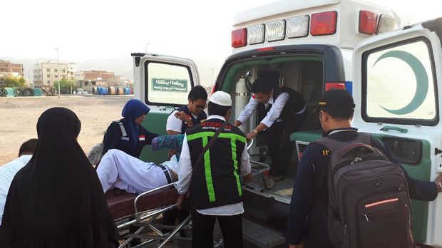 Petugas haji lalu membawa jemaah itu ke klinik.