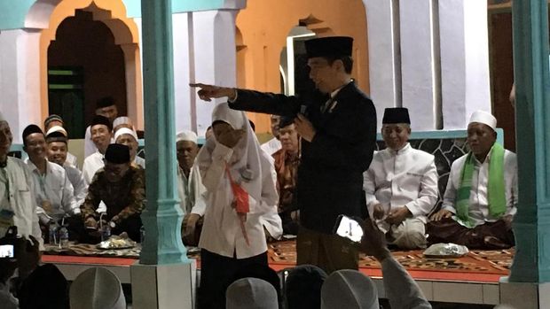 Haru, Santri Puteri ini Tak Kuat Menahan Tangis Saat Bertemu Jokowi