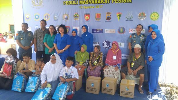 KRI Suharso-990 Angkut 160 Istri Anggota TNI AL ke Semarang