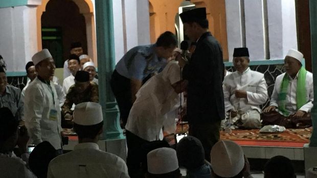 Haru, Santri Puteri ini Tak Kuat Menahan Tangis Saat Bertemu Jokowi