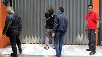 Usai menggeledah rumah terduga teroris, inisial DG alias O, Tim Detasemen Khusus (Densus) 88 dan Polda Jabar menyambangi ruko pria tersebut di kawasan Kabupaten Sumedang, Jabar.