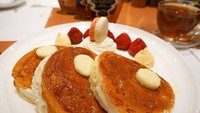 Berada di lobby hotl New Otani Tokyo, Satsuki punya pancake teal dengan butter yang royal. Alamat: Hotel New Otani Tokyo The Main Bldg. Lobby Floor, 4-1 Kioi-cho, Chiyoda-ku, TokyoFoto: Istimewa