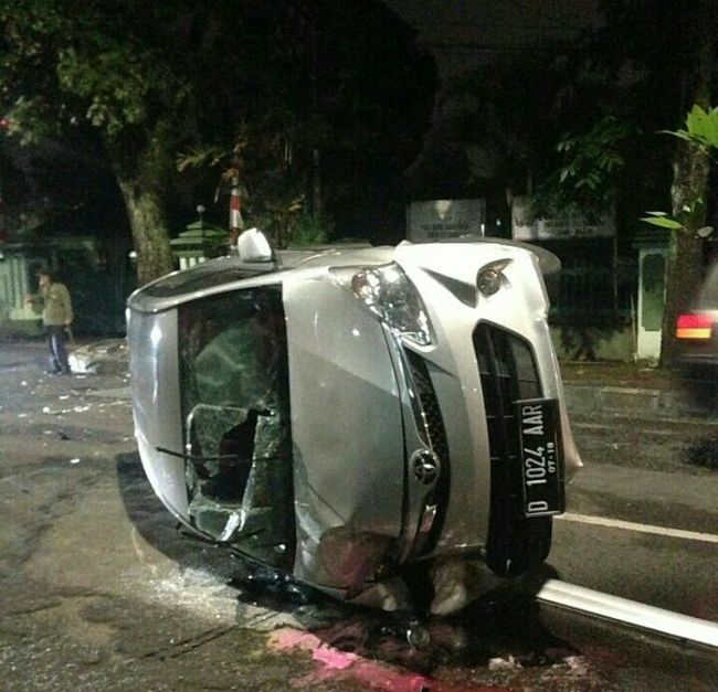 Disalip Motor Minibus Terguling di Jalan  Sumbawa Bandung