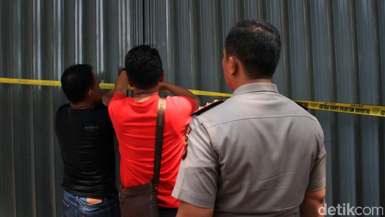 Densus Geledah Ruko Tempat Bertemu DG dengan Teroris Kampung Melayu Densus Geledah Ruko Tempat Bertemu DG dengan Teroris Kampung Melayu
