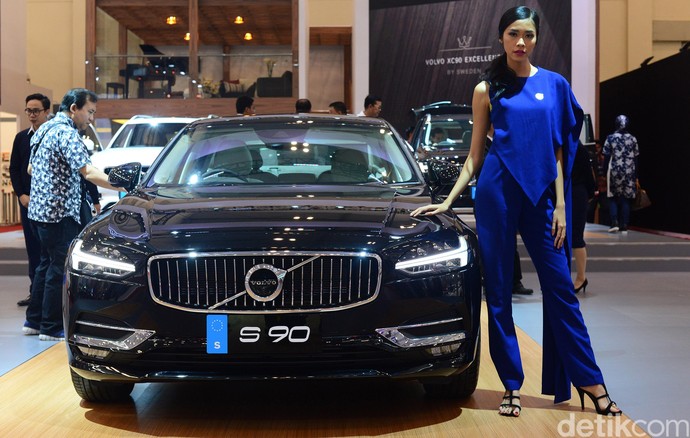 Foto 4 Mobil Mewah Volvo Goda Pengunjung GIIAS