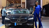 Tahun 2017, mobil asal Swedia itu akhirnya kembali memboyong mobilnya mengaspal di Indonesia lewat PT Garansindo Distributor Indonesia (GDI) dimana bosnya merupakan penggemar berat merek Volvo. Tak tanggung-tanggung empat mobil baru diluncurkan langsung.