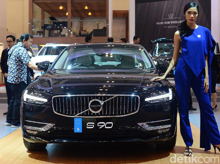Foto : 4 Mobil Mewah Volvo Goda Pengunjung GIIAS