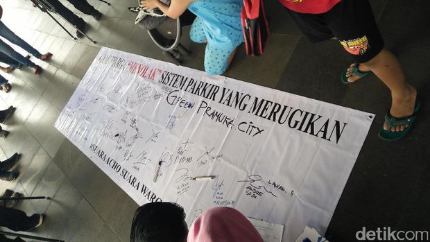 Gelar Aksi Damai, Penghuni Green Pramuka Galang Petisi Dukung Acho