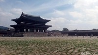 Berkunjung ke Istana Gyeongbokgung akan memuaskan kamu-kamu yang menggemari drama Korea. Istana inilah yang menjadi lokasi syuting beberapa drakor ternama seperti Rooftop Prince, The Moon Embracing The Sun dan Queen In Hyuns Man (Niken/detikTravel)