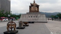 Berjalan ke arah Gwanghamun, traveler akan melihat patung Raja Sejong berukuran super besar. Raja Sejong adalah raja yang paling dihormati dalam sejarah Korea. Letak patung itu berada satu garis lurus dengan pintu gerbang Istana Gyeongbokgung (Niken/detikTravel)