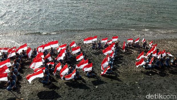 Peringati HUT RI Ke-72, Nelayan Banyuwangi Gelar Parade Perahu Hias