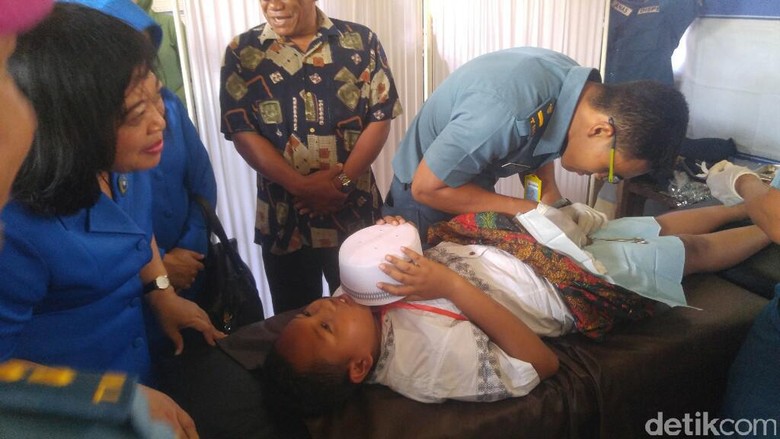 KRI Suharso-990 Angkut 160 Istri Anggota TNI AL ke Semarang KRI Suharso-990 Angkut 160 Istri Anggota TNI AL ke Semarang