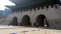 Tiba di Istana Gyeongbokgung, traveler akan disambut sejumlah penjaga yang bertugas. Mereka dengan ramah akan menjawab pertanyaan traveler tentang loket tiket (Niken/detikTravel)