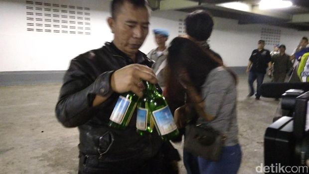 Razia Tempat Karaoke di Garut, Ratusan Botol Miras Disita