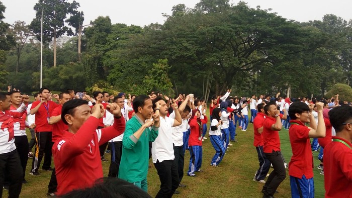 Jokowi Goyang Maumere Bersama Giring Nidji dan Mahasiswa