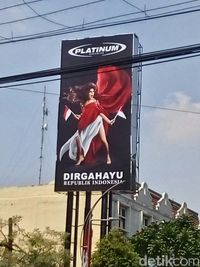 Satpol PP Turunkan Iklan HUT RI Pamer Paha Milik Platinum