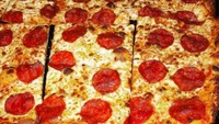 Heran melihat bentuk pizza yang kotak, si kecil tak tega memakannya. Aku tak bisa memakan pizza ini karena bentuknya kotak dan kotak terlalu fancy, jelasnya. (Foto: Istimewa)