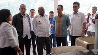 Deputi Bidang Pertambangan dan Industri Strategis Kementerian BUMN Fajar Harry Sampurno didampingi Bupati Puncak Jaya Henock Ibo bersama Direktur Pemasaran dan Supply Chain Semen Indonesia Ahyanizzaman saat meninjau kesiapan toko pengecer semen yang ada di Kabupaten Puncak Jaya dan Wamena. Pool/Kementerian BUMN.