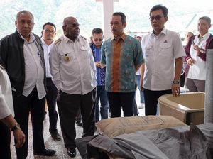 Tol Udara Jokowi Sukses Turunkan Harga Semen dan BBM di Papua