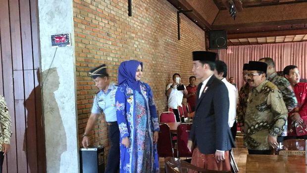 Presiden Jokowi mengenakan sarung.