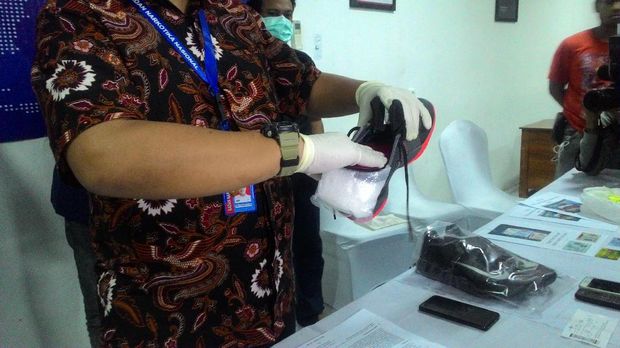 Beginilah cara tersangka menyembunyikan sabu di sepatu